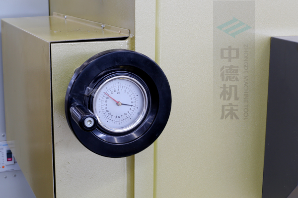 ZDG-832刀片間隙調節裝置，設置在機架前面，并有刻度顯示，調節方便.jpg