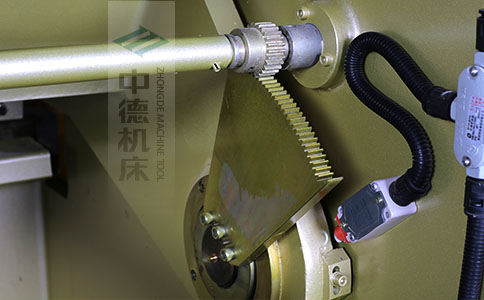 ZDS-840采用高精度刀片間隙調(diào)節(jié)齒輪，經(jīng)過淬火高硬度又耐磨，表面鍍鋅不生銹，長(zhǎng)年累月使用依然有很高的調(diào)節(jié)精度.jpg